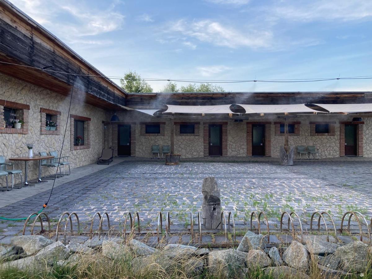 Turistická ubytovňa Zlatka - Housity