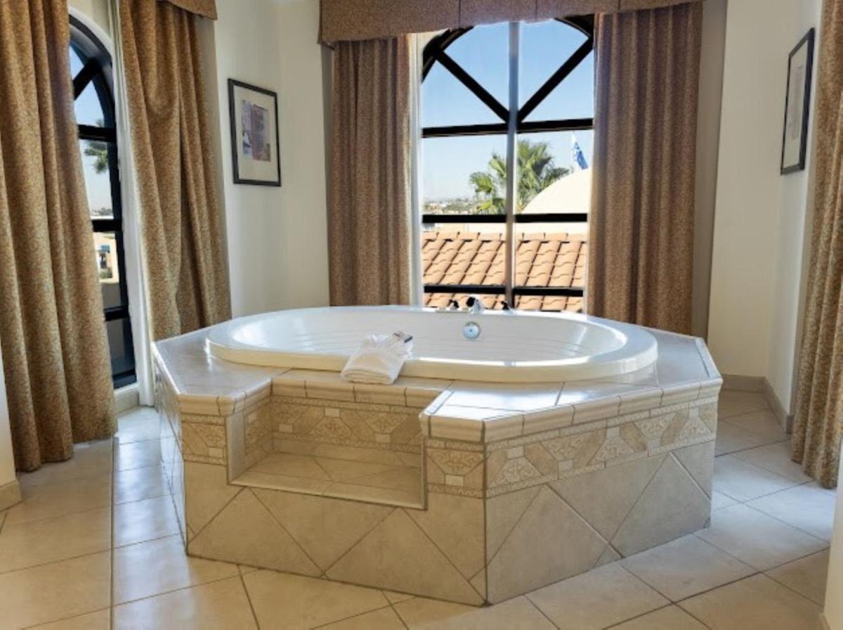 Holiday Inn Express Hotel & Suites Tucson Mall by IHG - Housity