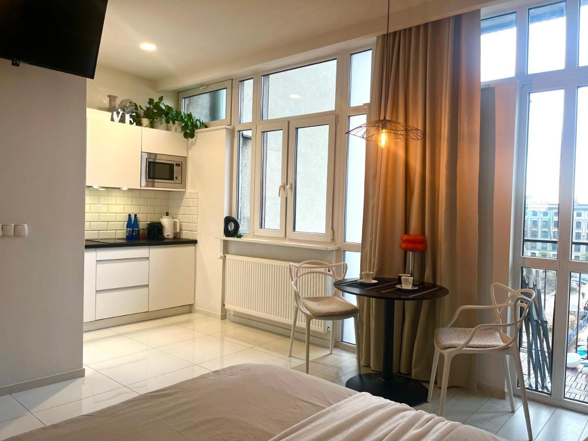 Apartament I LOVE PIOTRKOWSKA z wielkim lustrem, balkonem i klimatyzacją - Housity