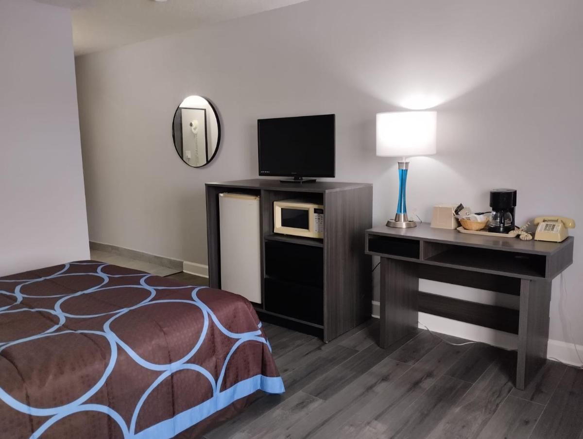 Super 8 by Wyndham Morris - Housity