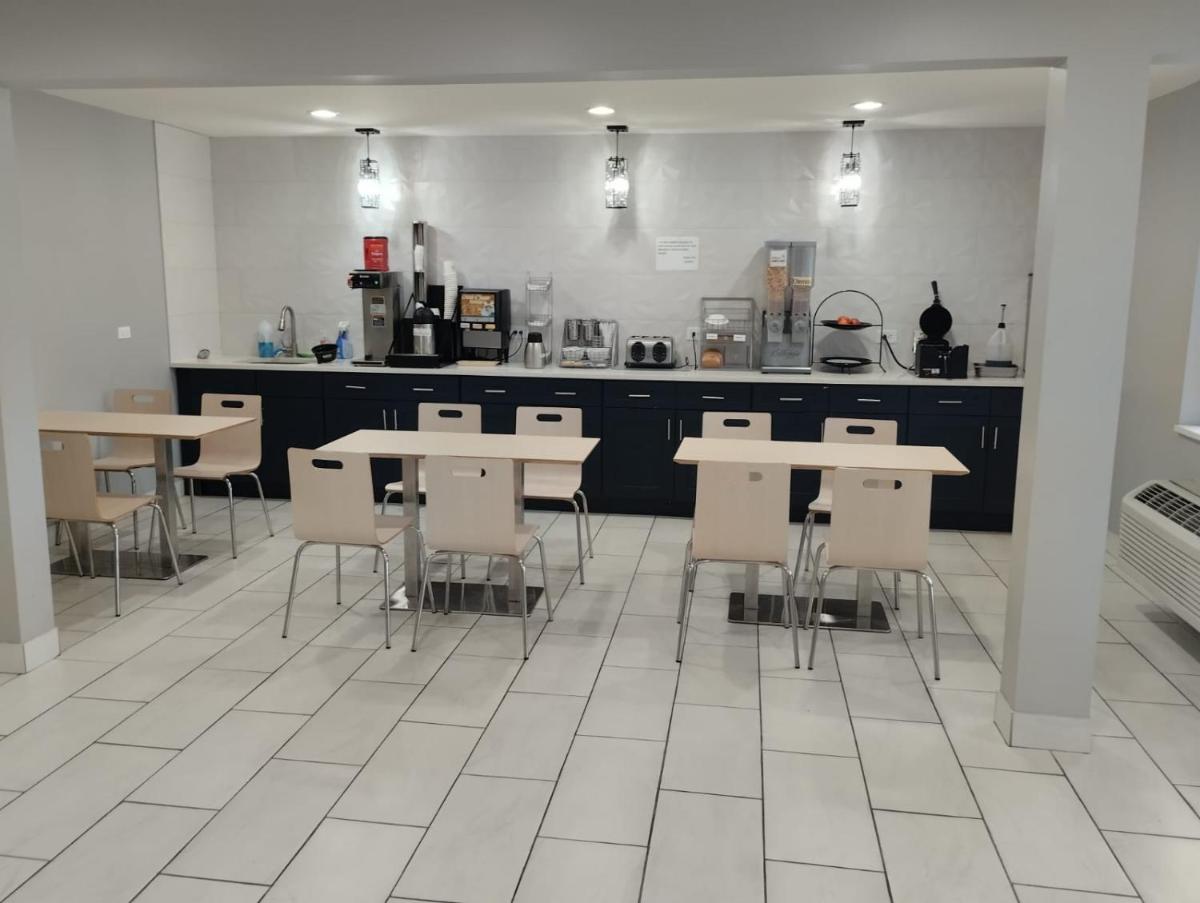 Super 8 by Wyndham Morris - Housity