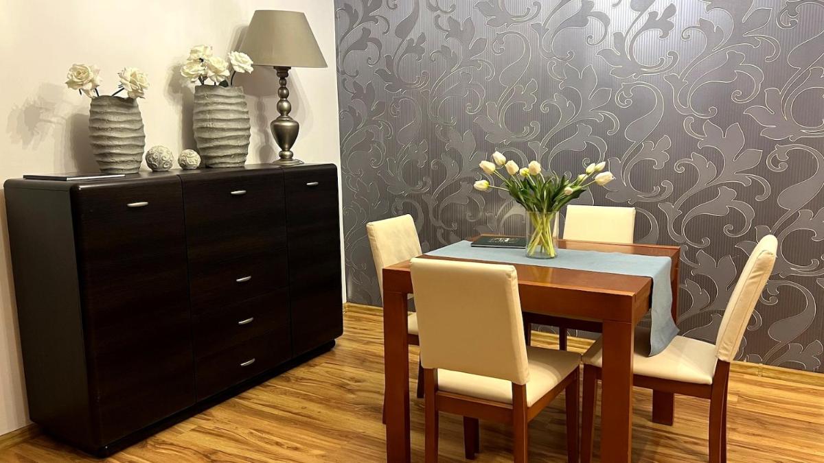EUROPA22 HOTelarnia Centrum Tomaszów Maz 3 pokoje na wyłączność dla max 9 osób ze wspólną łazienką Expresowe zameldowanie od 13-00 - Housity