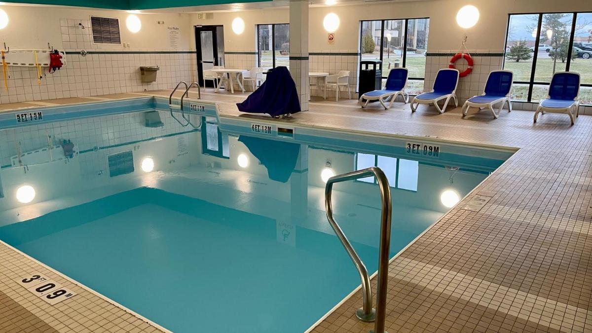 Holiday Inn Express and Suites Detroit North-Troy by IHG - Housity