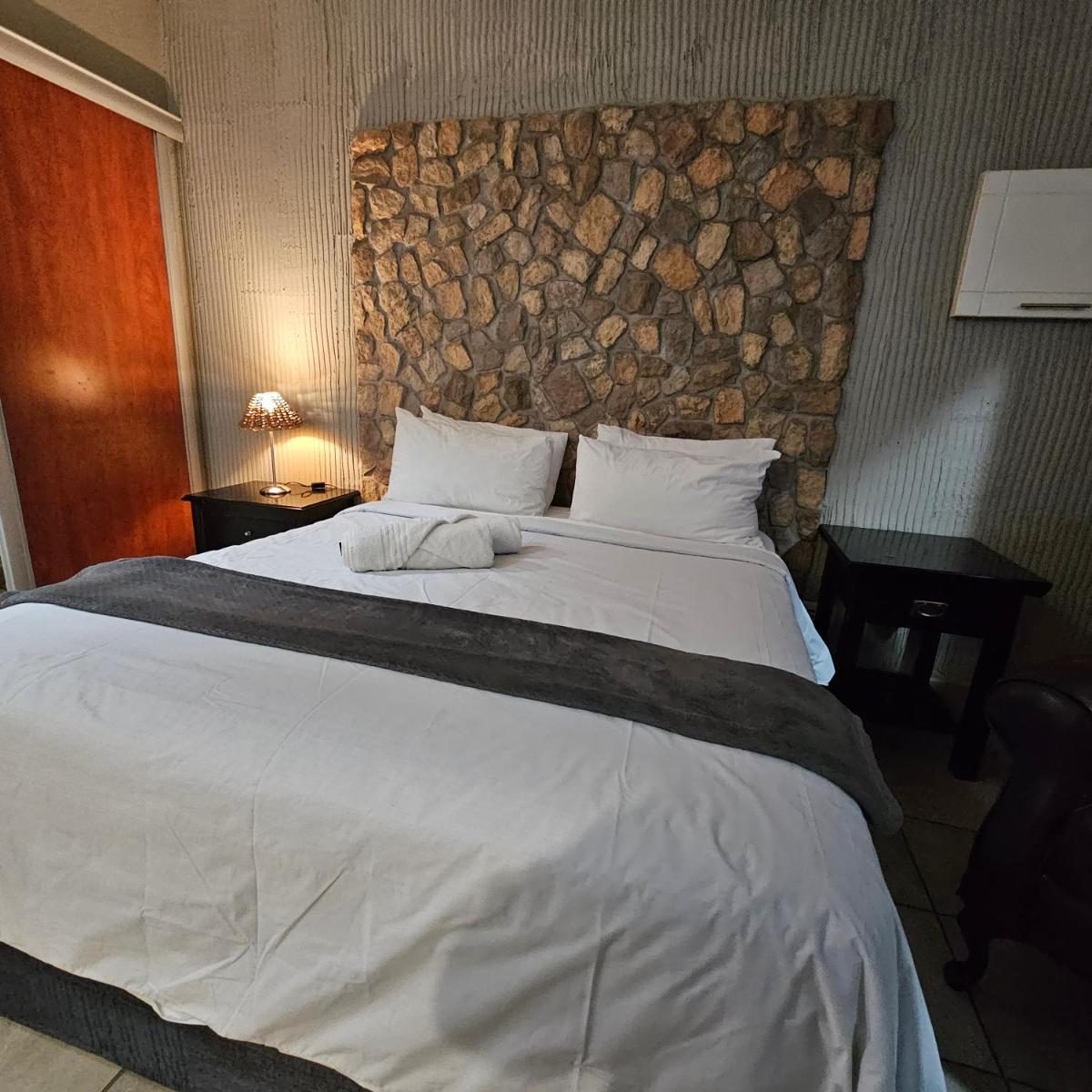 ZUCH Accommodation at Pafuri Self Catering - Executive Guest Suite - Housity