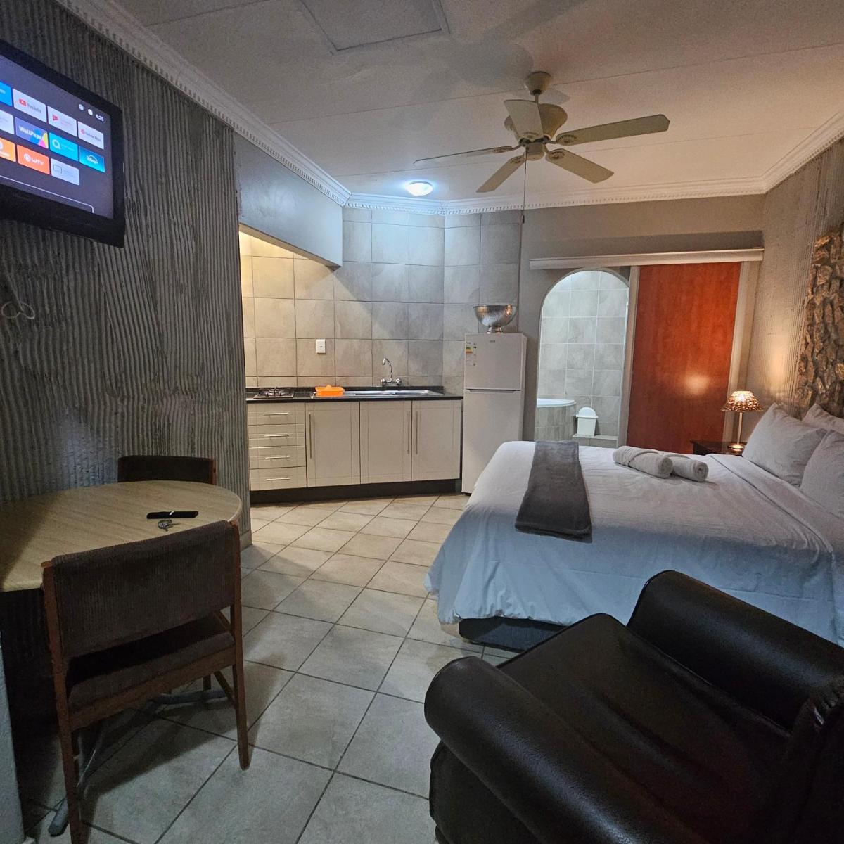 ZUCH Accommodation at Pafuri Self Catering - Executive Guest Suite - Housity