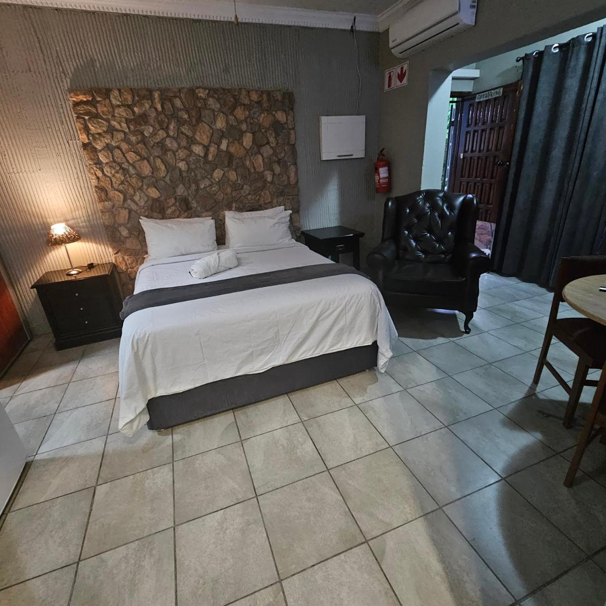 ZUCH Accommodation at Pafuri Self Catering - Executive Guest Suite - Housity