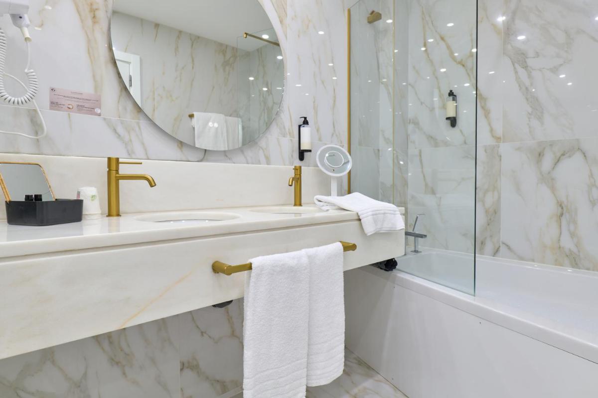 Uma casa de banho em Hotel de Ilhavo Plaza & Spa