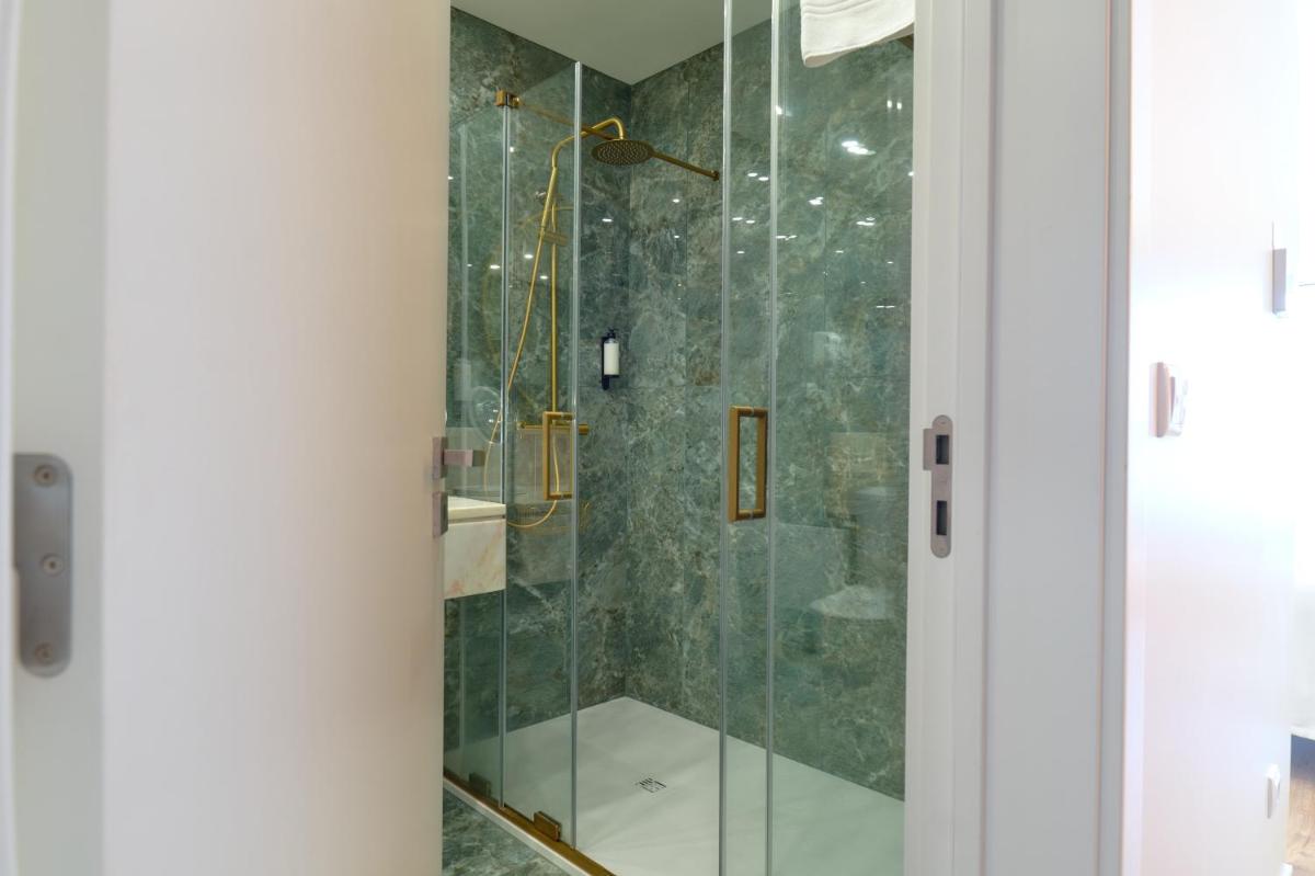 Uma casa de banho em Hotel de Ilhavo Plaza & Spa