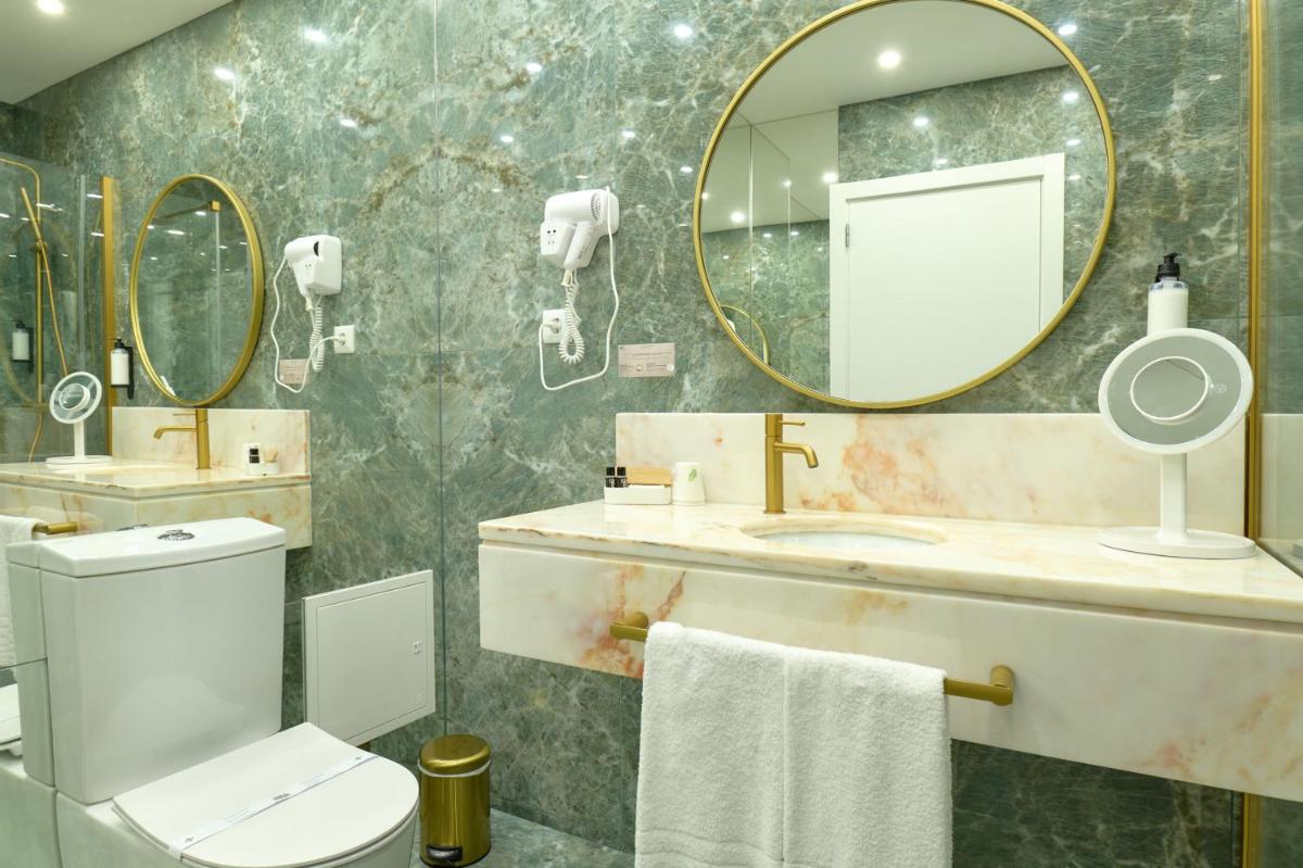 Uma casa de banho em Hotel de Ilhavo Plaza & Spa