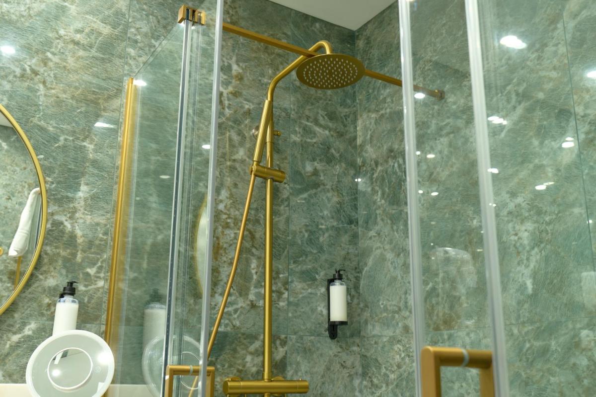 Uma casa de banho em Hotel de Ilhavo Plaza & Spa