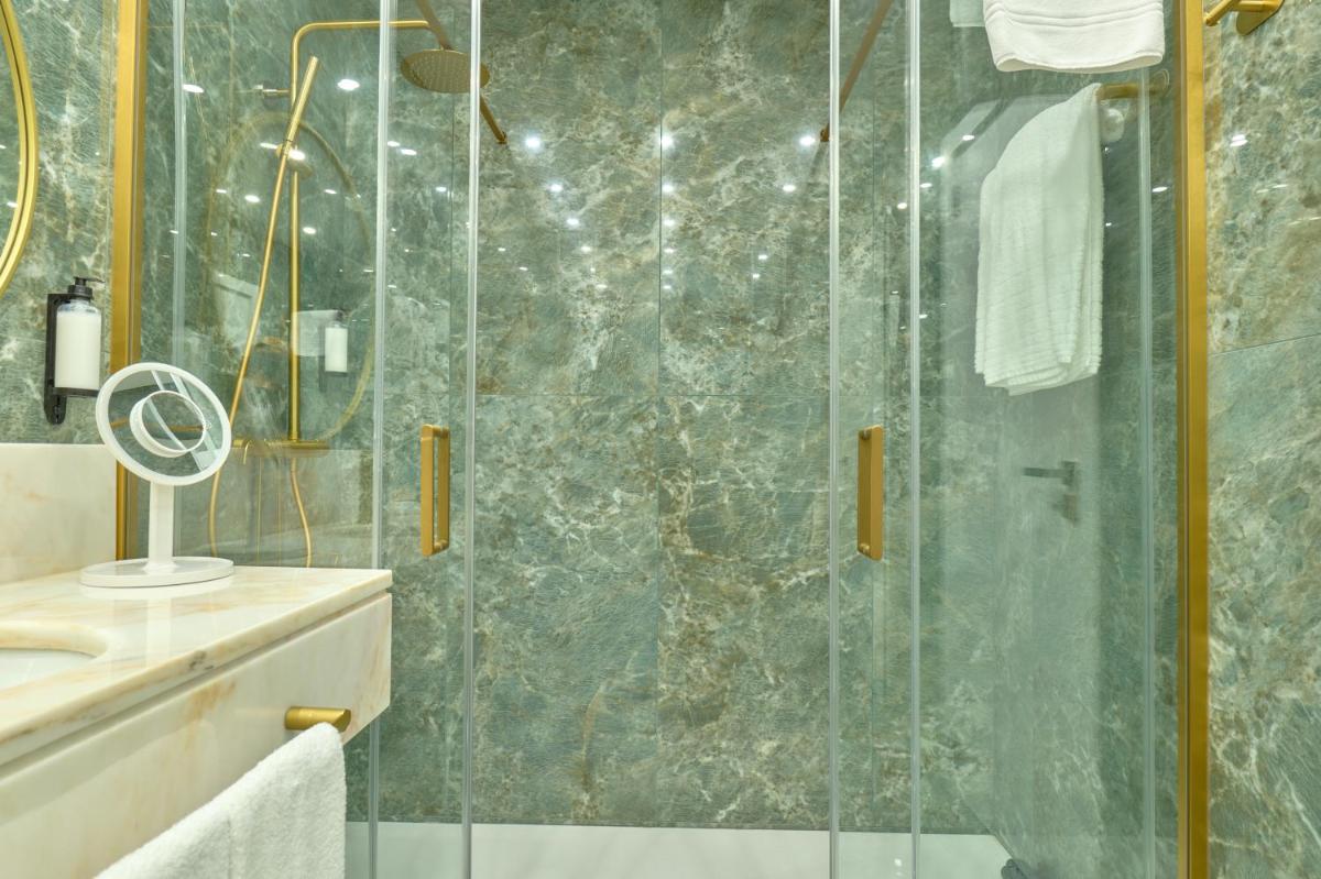 Uma casa de banho em Hotel de Ilhavo Plaza & Spa