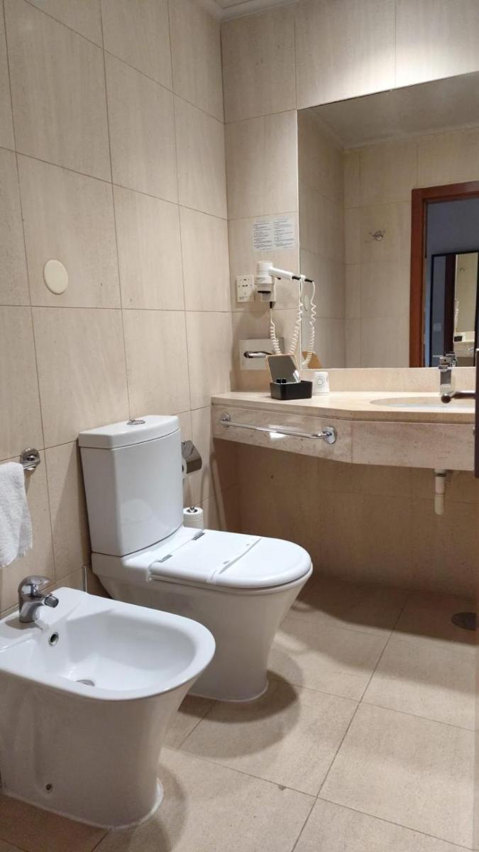 Uma casa de banho em Hotel de Ilhavo Plaza & Spa