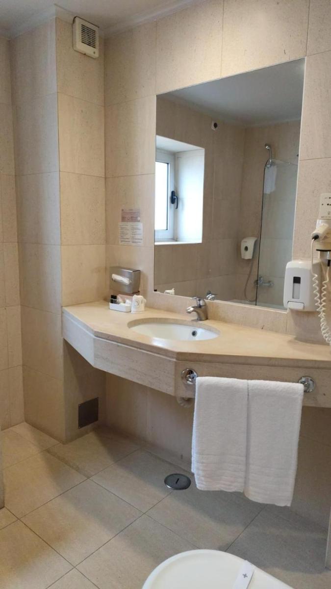 Uma casa de banho em Hotel de Ilhavo Plaza & Spa