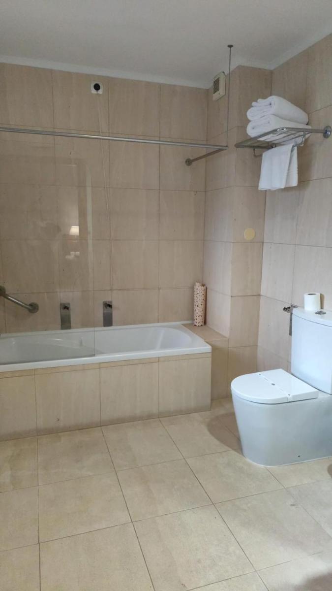 Uma casa de banho em Hotel de Ilhavo Plaza & Spa