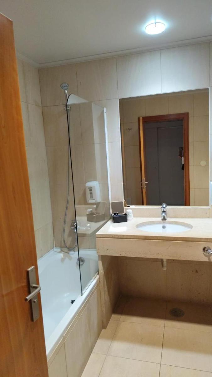 Uma casa de banho em Hotel de Ilhavo Plaza & Spa