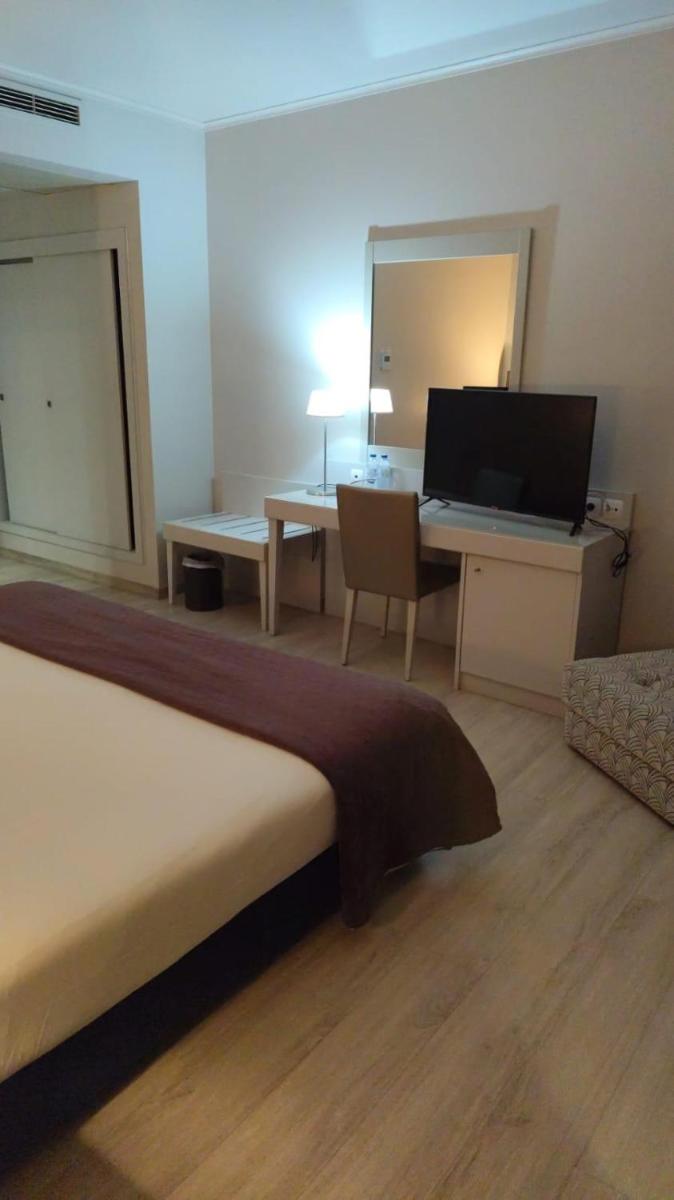 Uma televisão e/ou sistema de entretenimento em Hotel de Ilhavo Plaza & Spa