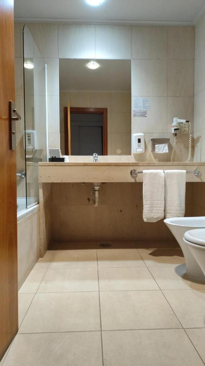 Uma casa de banho em Hotel de Ilhavo Plaza & Spa
