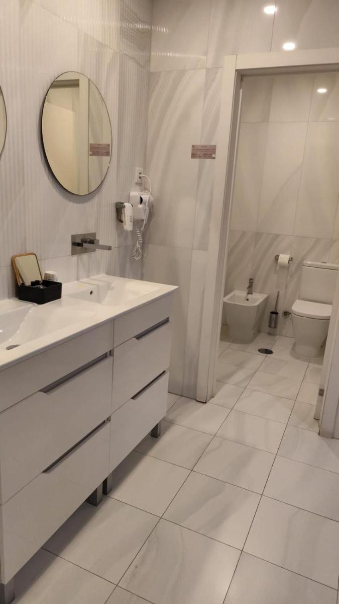Uma casa de banho em Hotel de Ilhavo Plaza & Spa