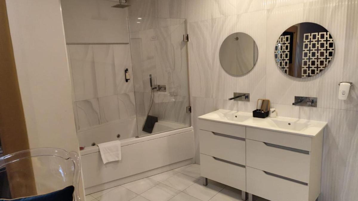 Uma casa de banho em Hotel de Ilhavo Plaza & Spa