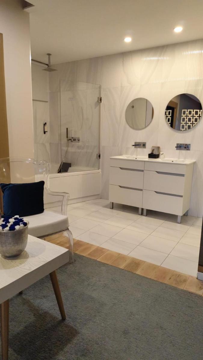 Uma casa de banho em Hotel de Ilhavo Plaza & Spa