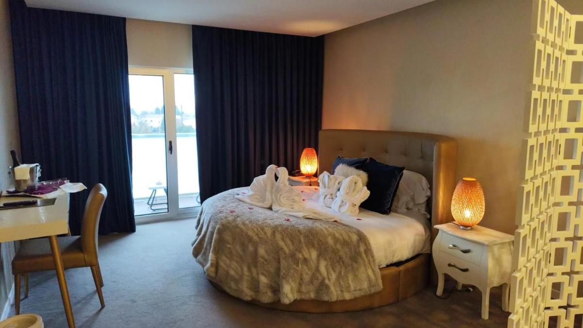 Uma cama ou camas num quarto em Hotel de Ilhavo Plaza & Spa