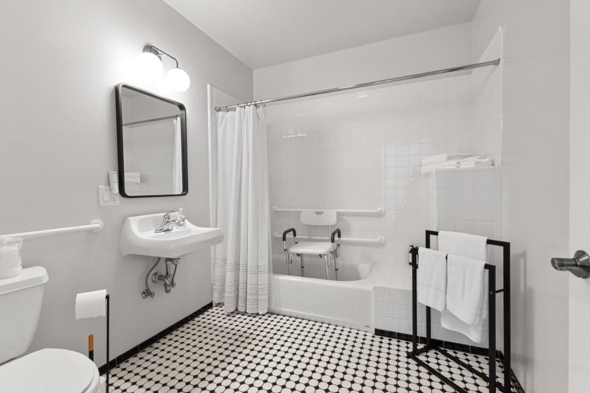 Tomales Hotel, Minutes from Dillon Beach - Housity