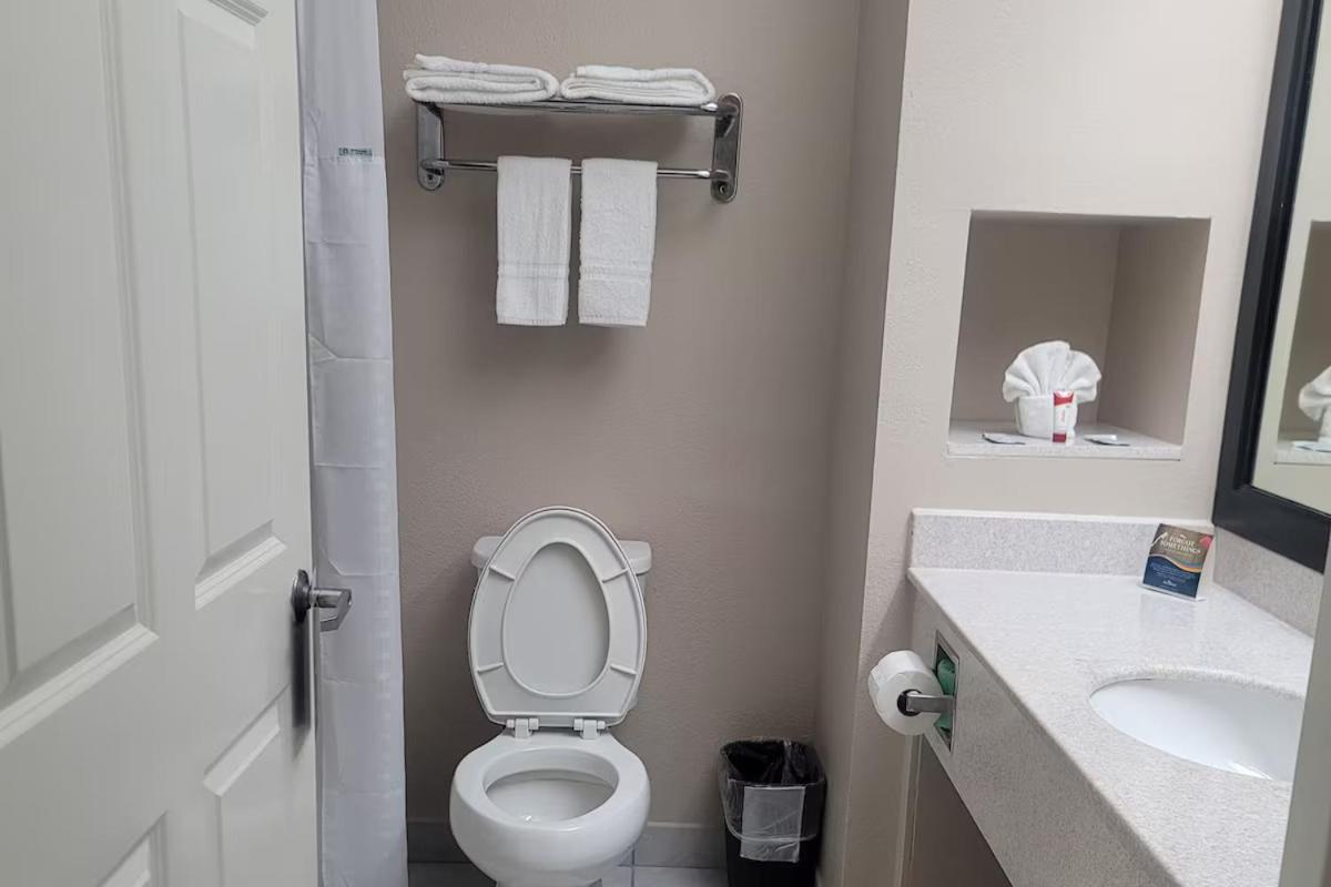 Baymont by Wyndham Houston Brookhollow - Housity