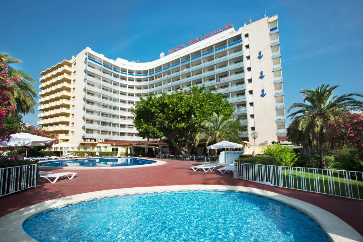 Un hotel con dos piscinas y un gran edificio. en Hotel Tres Anclas, en Gandía