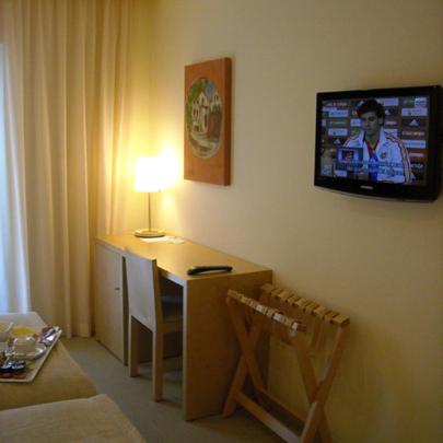um quarto com uma secretária e uma televisão na parede em INLIMA Hotel & Spa em Ponte de Lima