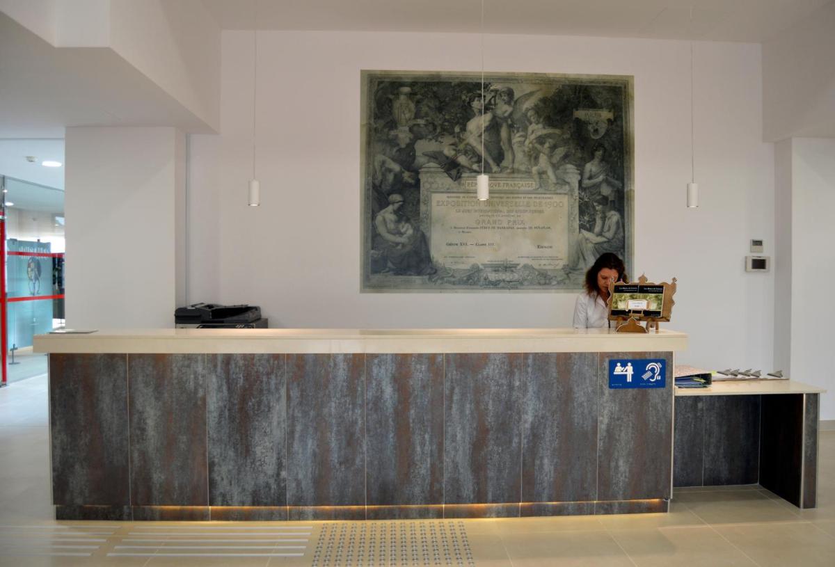 una mujer parada en un mostrador en un edificio en Hotel Balneario de Graena, en Graena 36 fotos más