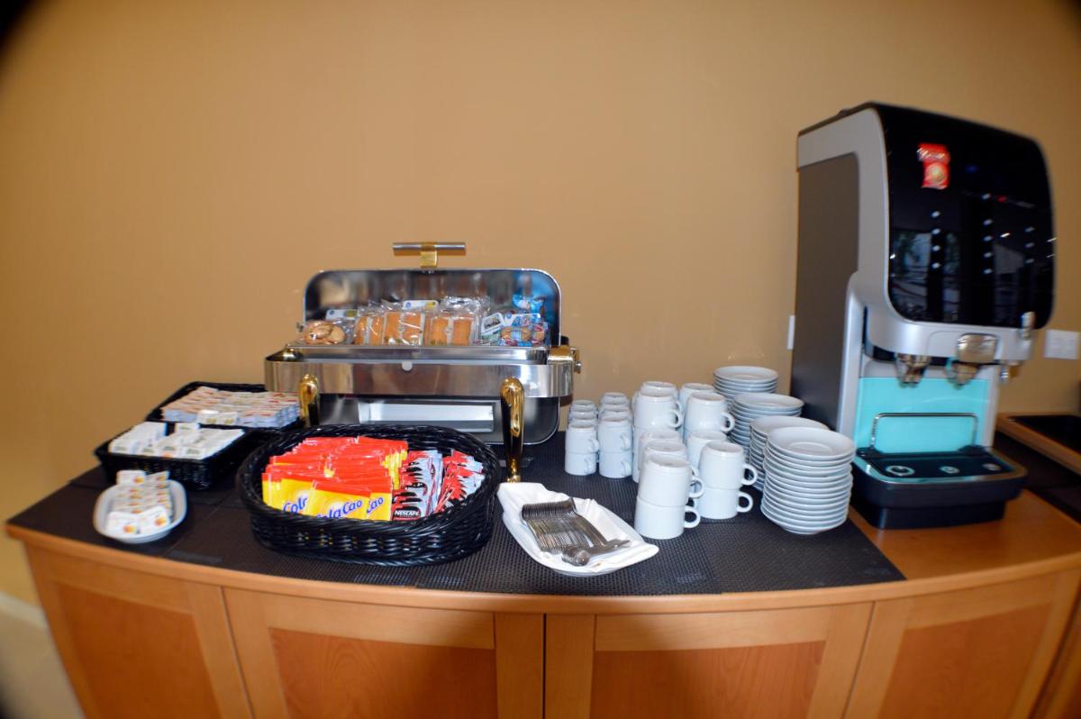 Comida en o cerca de este hotel