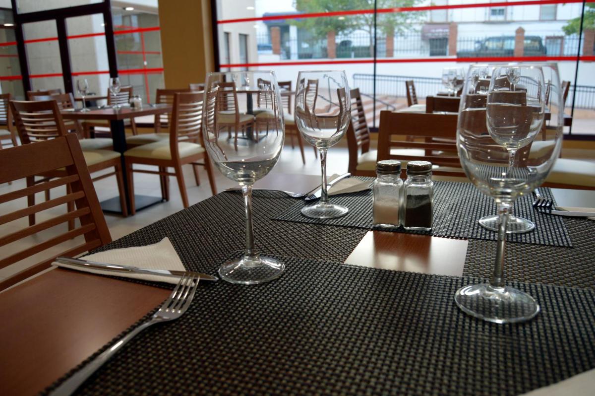Un restaurante o sitio para comer en Hotel Balneario de Graena