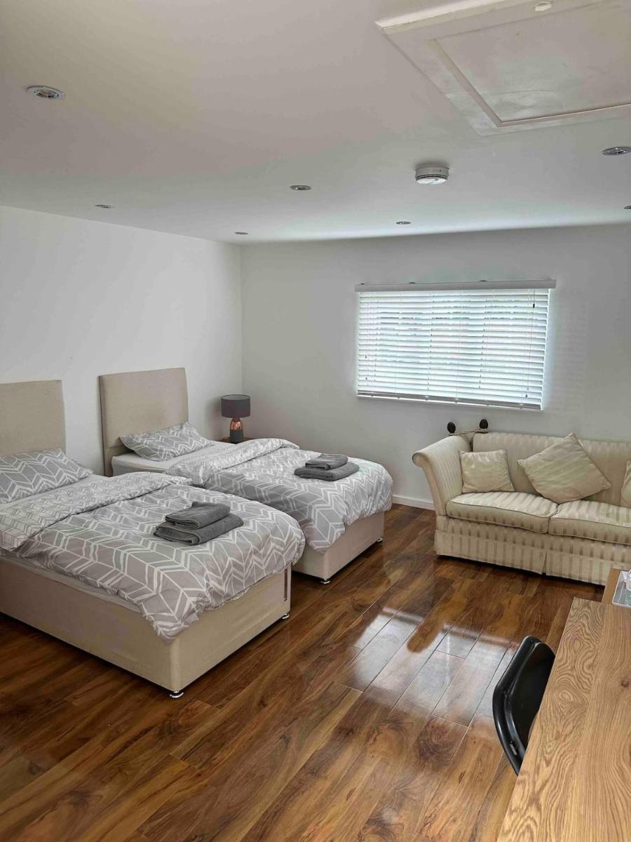 Large Twin Room in Chobham - Housity