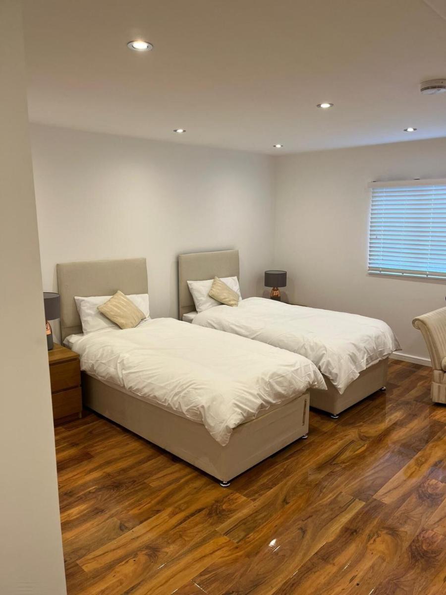 Large Twin Room in Chobham - Housity