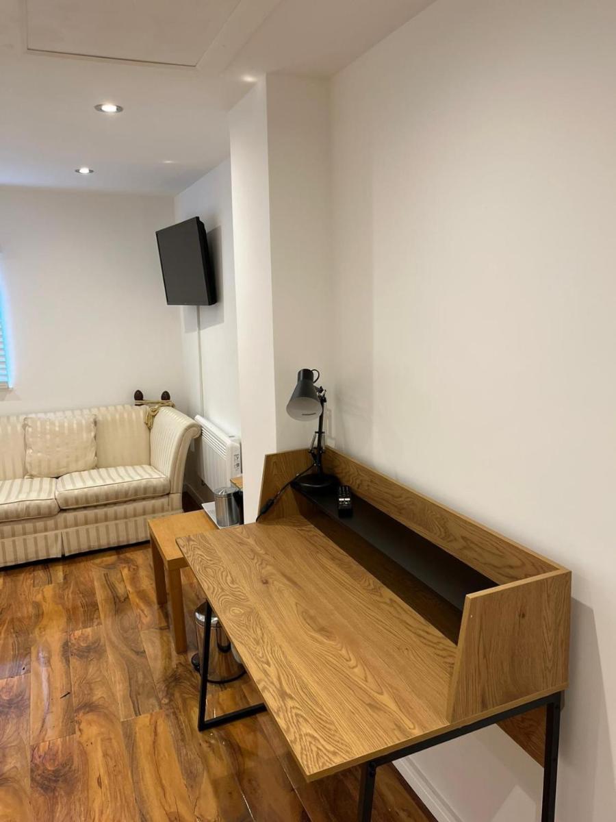 Large Twin Room in Chobham - Housity