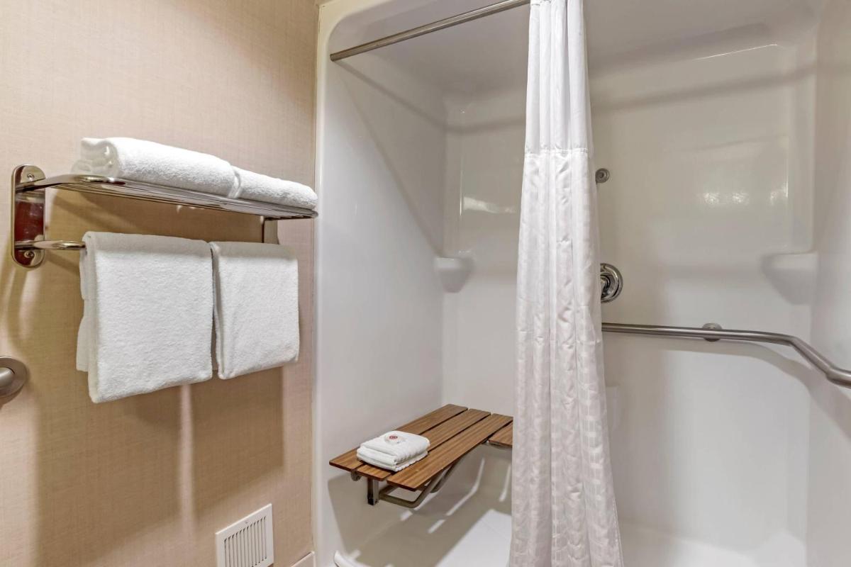 Comfort Suites Downtown Carlisle - Housity