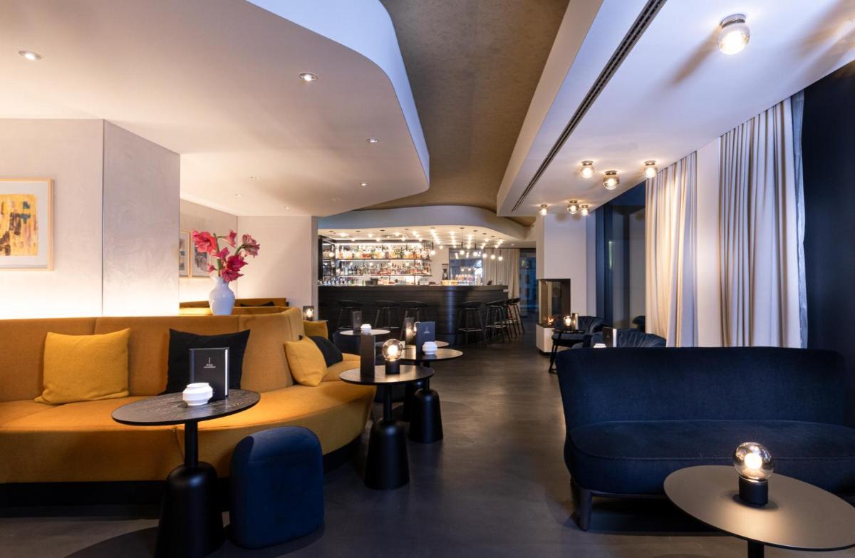 Ein Sitzbereich in der Unterkunft KPM Hotel & Residences Berlin, a Member of Design Hotels