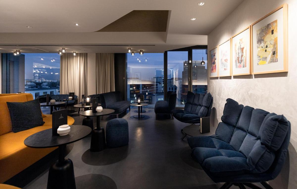 Ein Sitzbereich in der Unterkunft KPM Hotel & Residences Berlin, a Member of Design Hotels