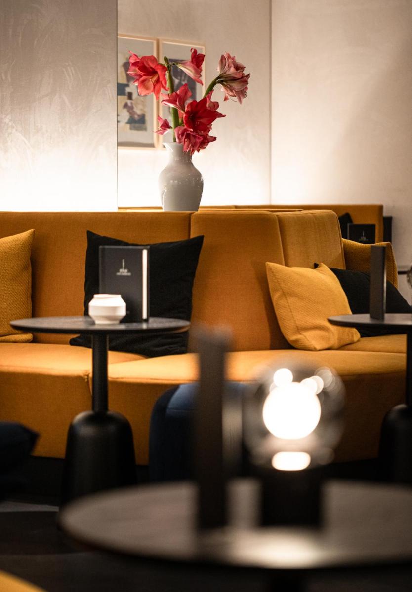 Ein Sitzbereich in der Unterkunft KPM Hotel & Residences Berlin, a Member of Design Hotels