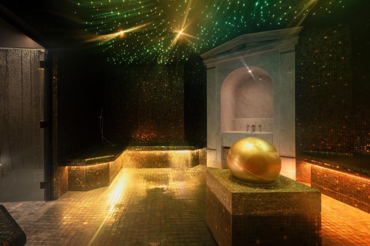 Coin salon dans l'établissement Waldorf Astoria Versailles - Trianon Palace