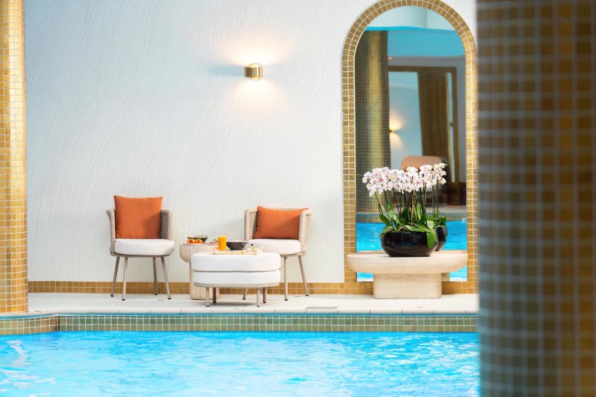 Piscine de l'établissement Waldorf Astoria Versailles - Trianon Palace ou située à proximité