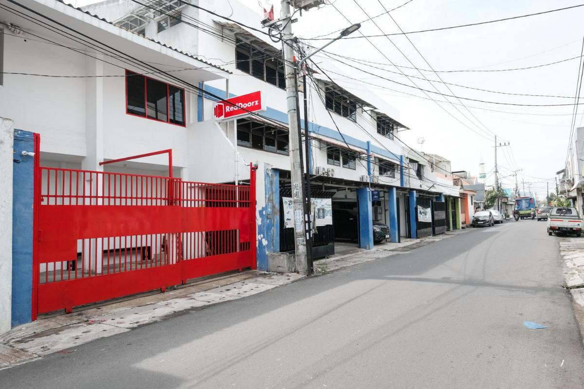 RedDoorz near RSUD dr Soewandhie 2 - Housity