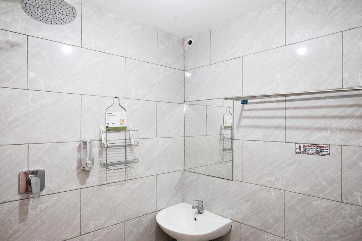 RedDoorz near RSUD dr Soewandhie 2 - Housity
