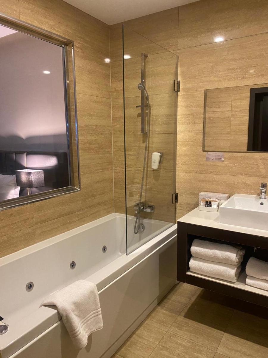 Uma casa de banho em Hotel de Ilhavo Plaza & Spa