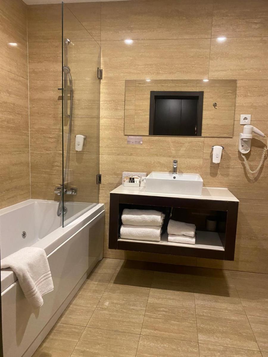 Uma casa de banho em Hotel de Ilhavo Plaza & Spa