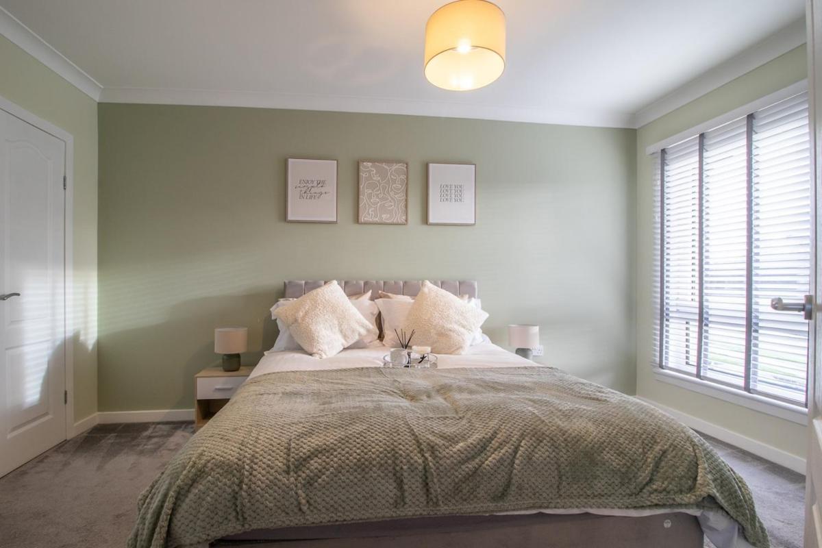 Catriona House - 3 Bedroom house in Motherwell - Housity