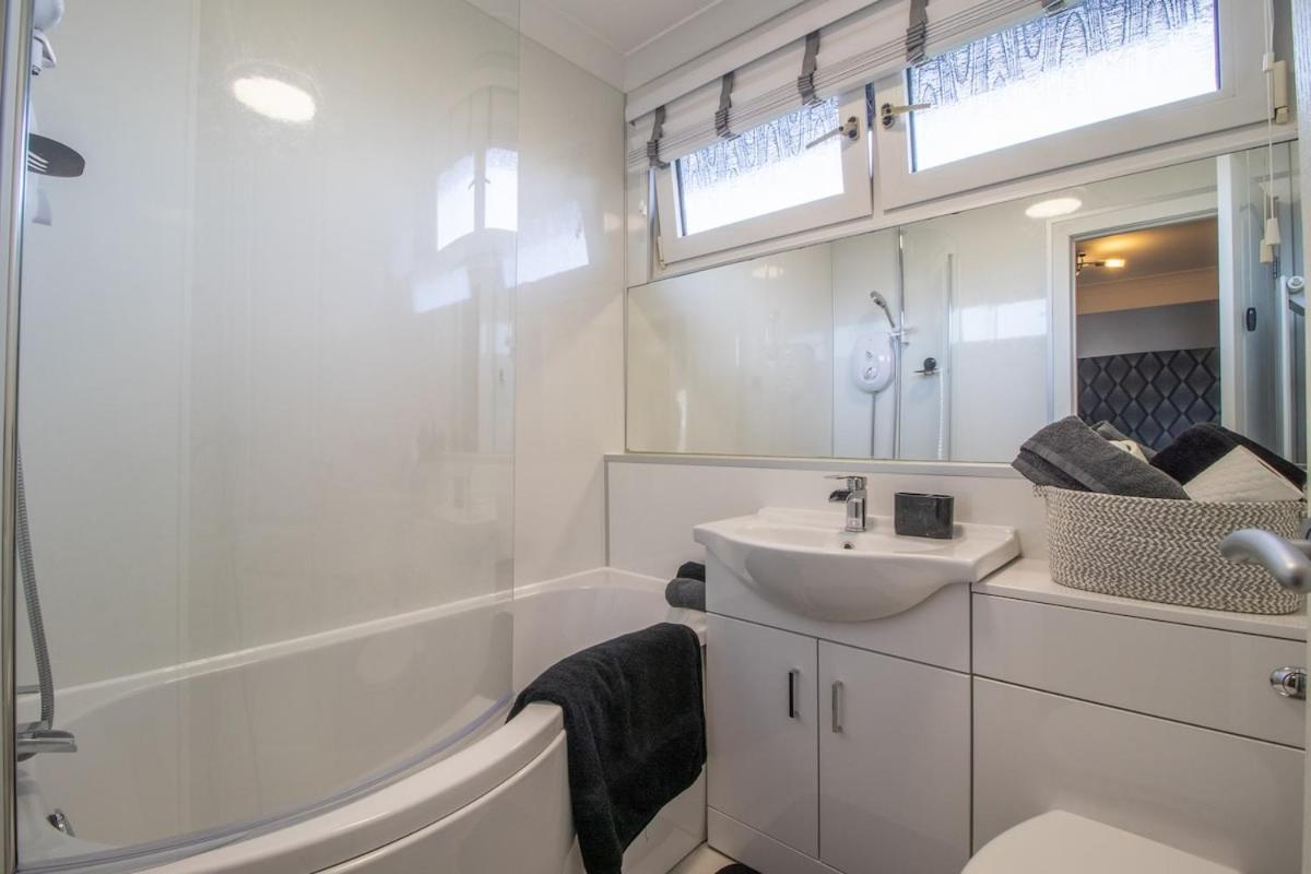 Catriona House - 3 Bedroom house in Motherwell - Housity
