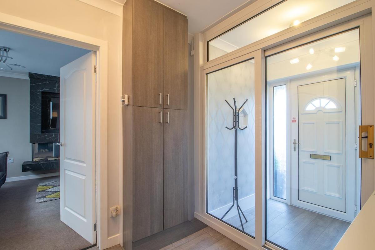 Catriona House - 3 Bedroom house in Motherwell - Housity
