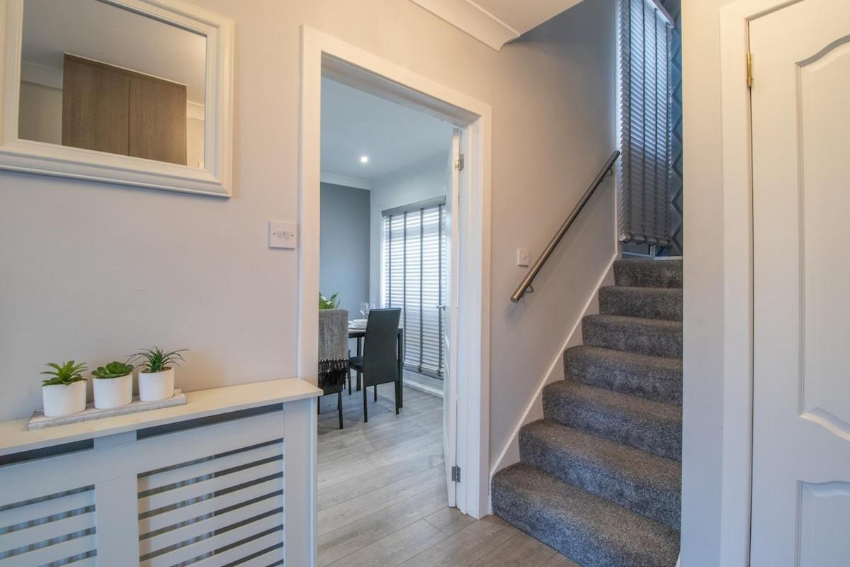 Catriona House - 3 Bedroom house in Motherwell - Housity