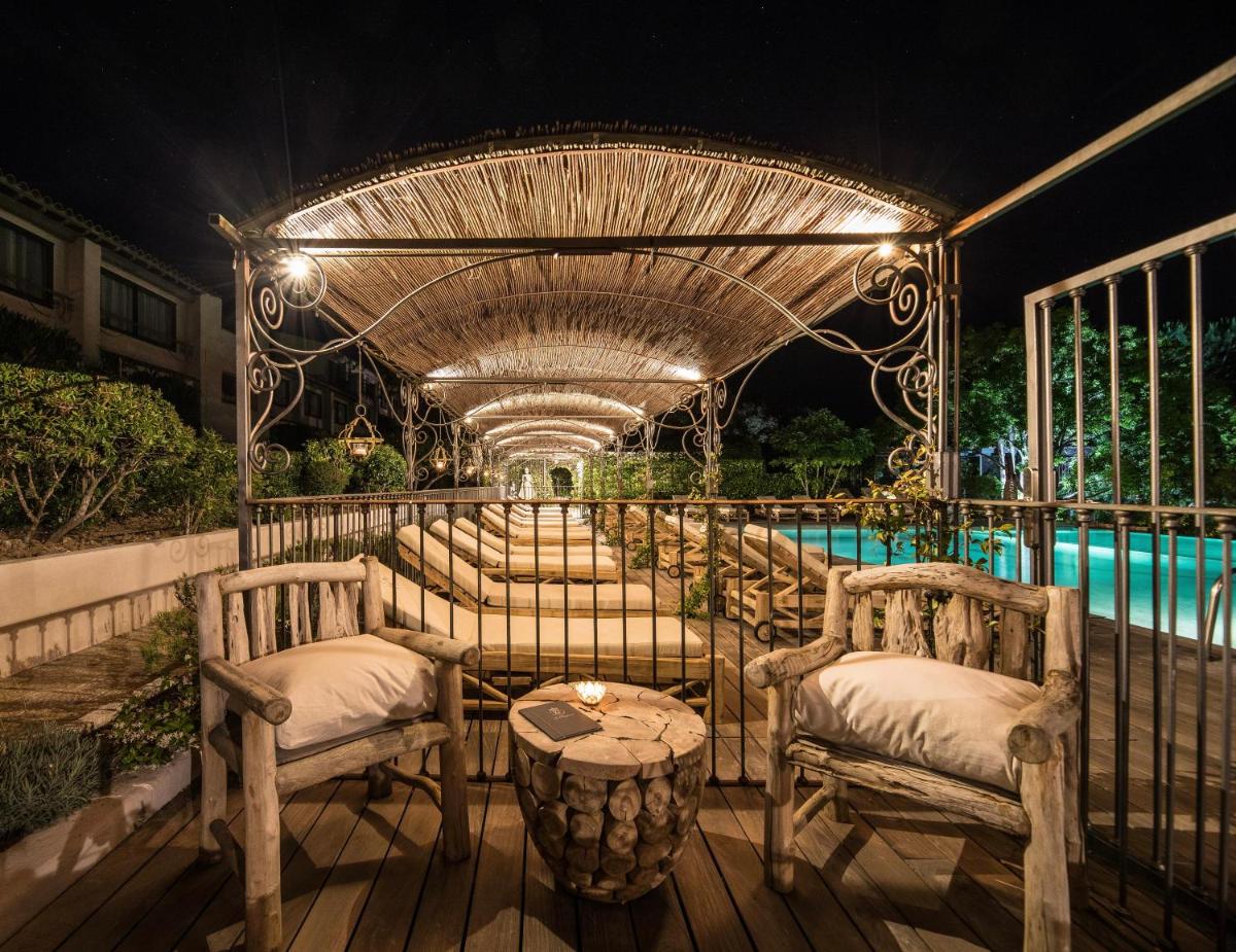 Piscine de l'établissement Hôtel Le Roi Théodore & Spa ou située à proximité